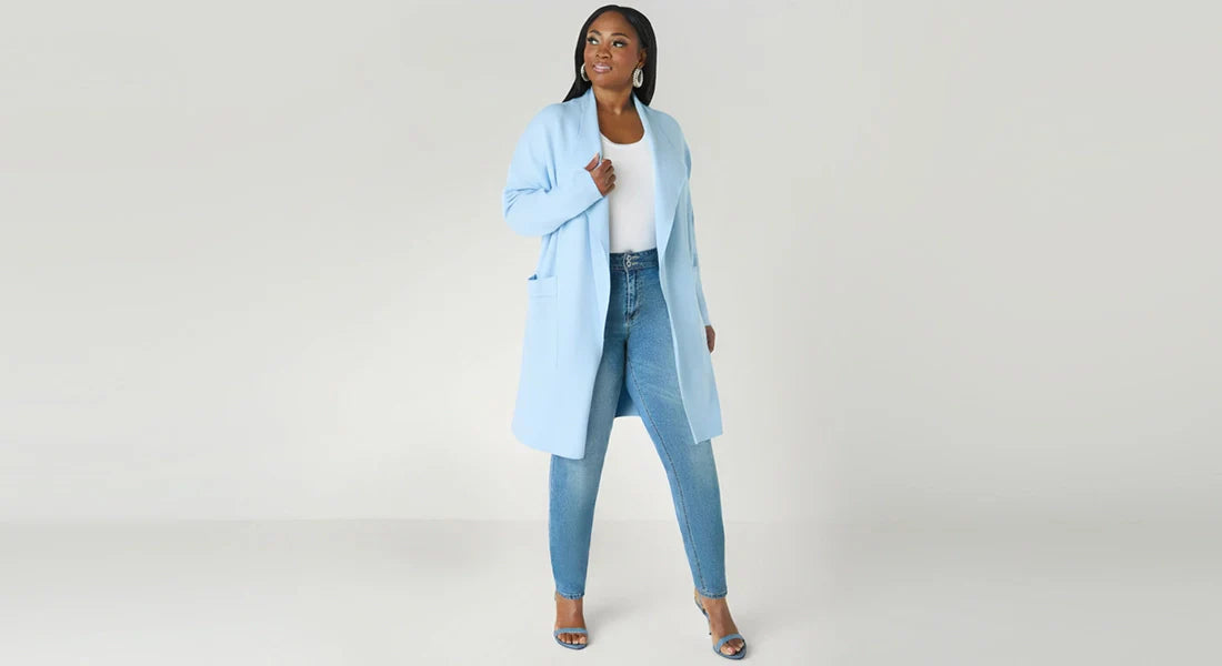 Curvy woman in longline cardigan with skinny jeans