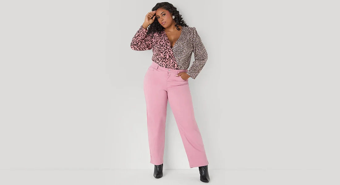 Curvy woman in classic blue high-waist skinny jeans