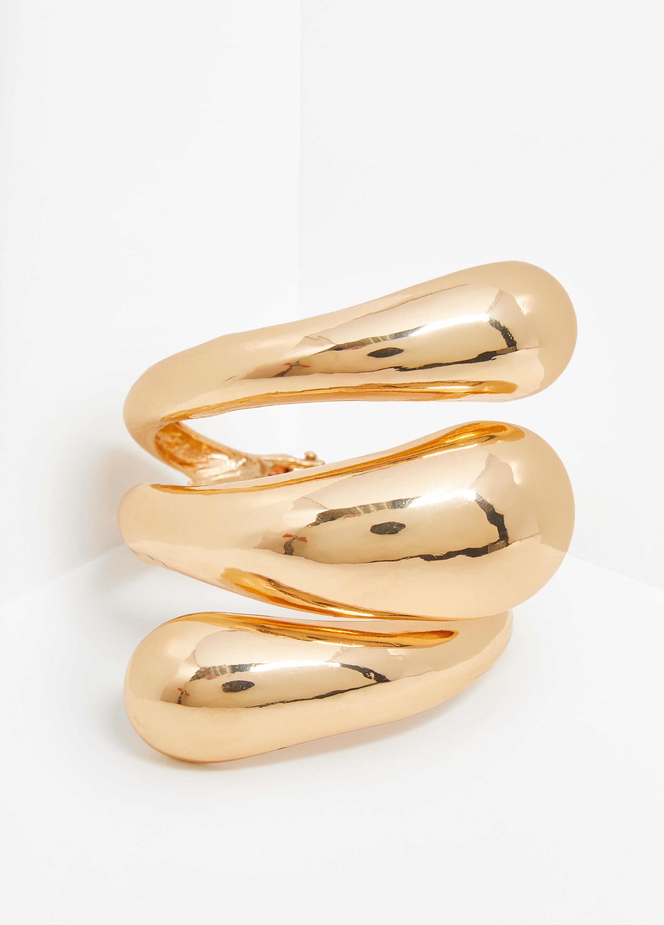 Swirl cuff in gold-tone metal